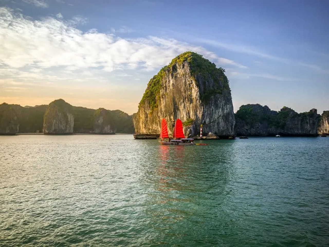 barcos a passear pela baia de halong