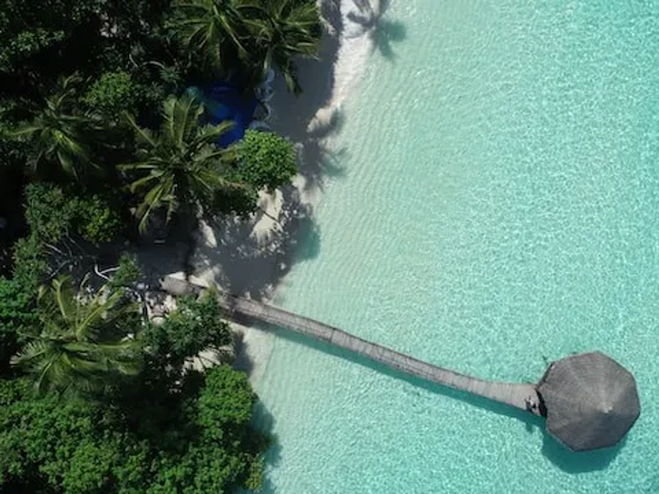cabana no meio do mar azul turquesa nas maldivas