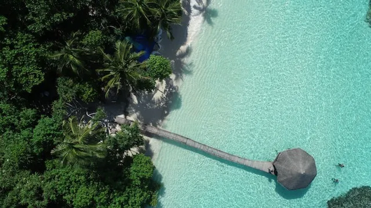 cabana no meio do mar azul turquesa nas maldivas