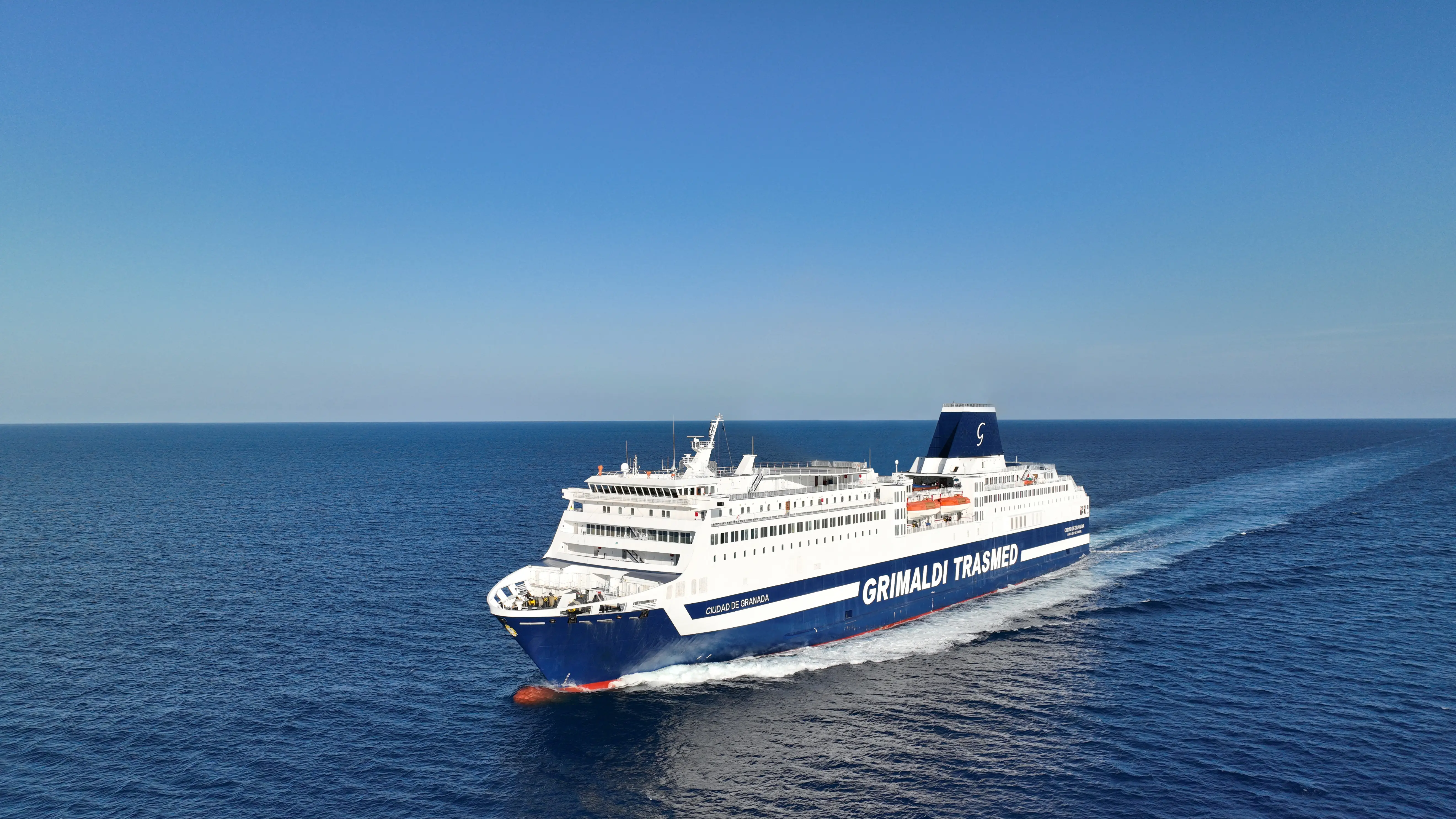 Vista aérea de un ferry Trasmed