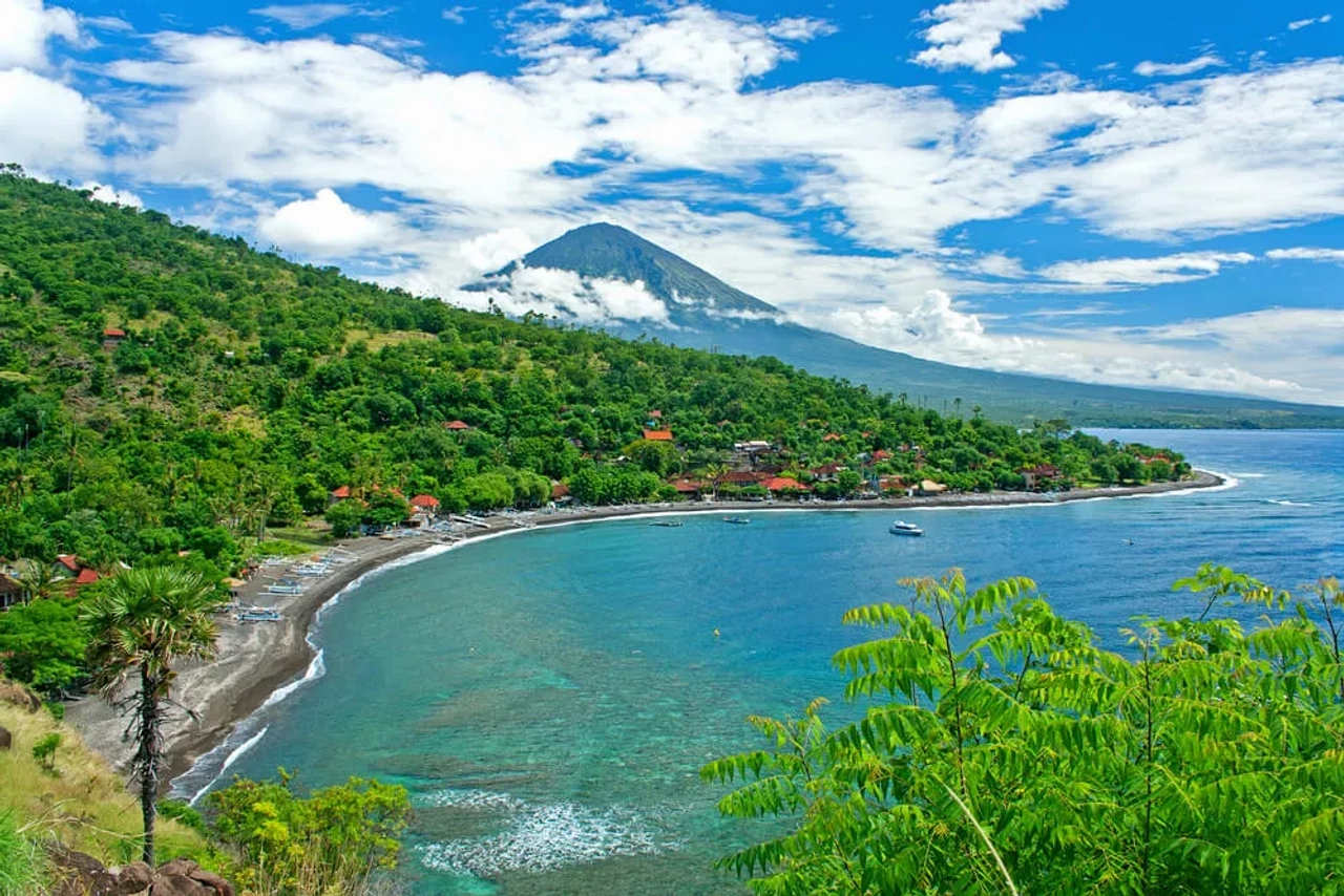 Praia em Bali com vista para o Monte Agung
