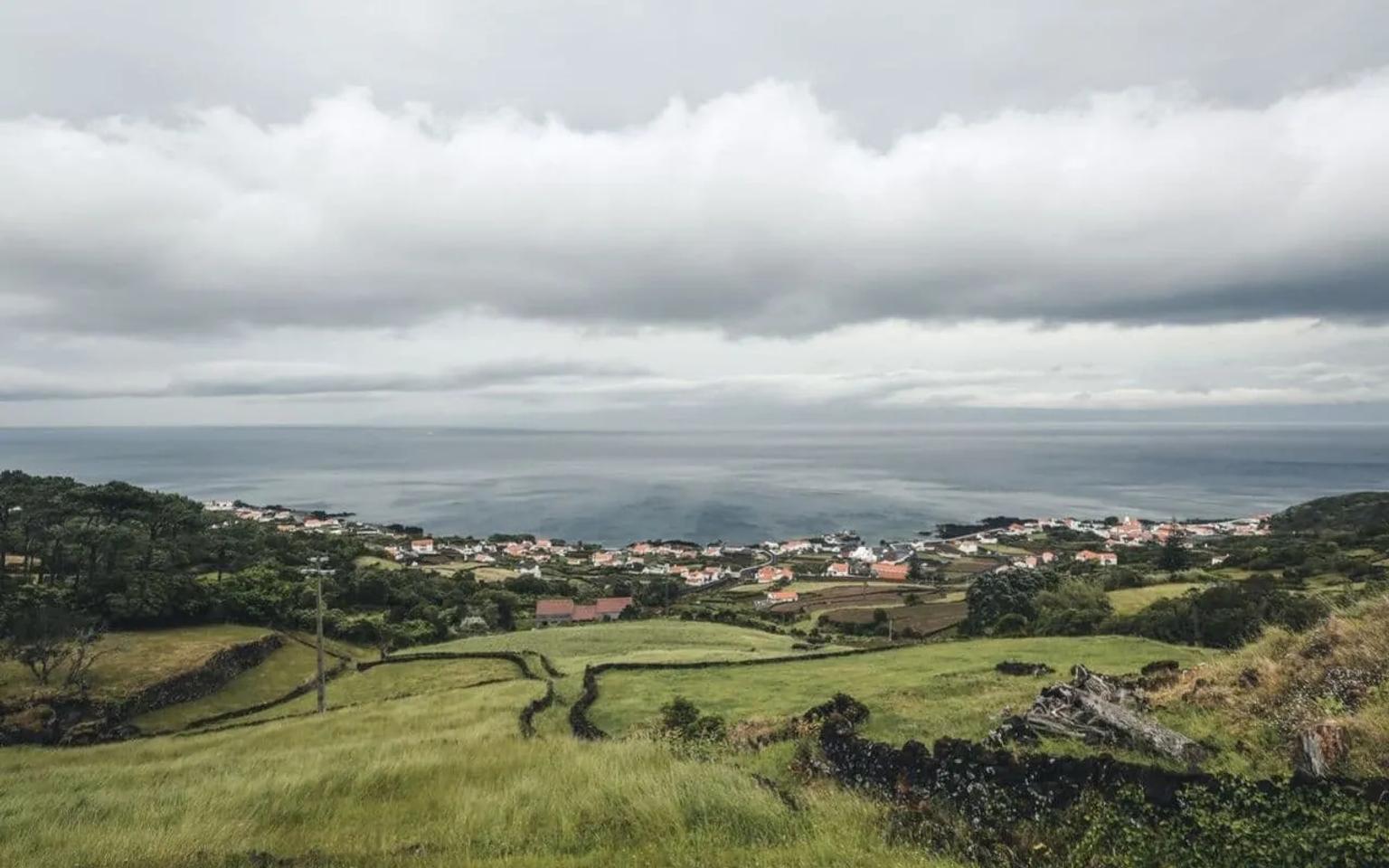 panoramica de sao roque do pico com o mar de fundo