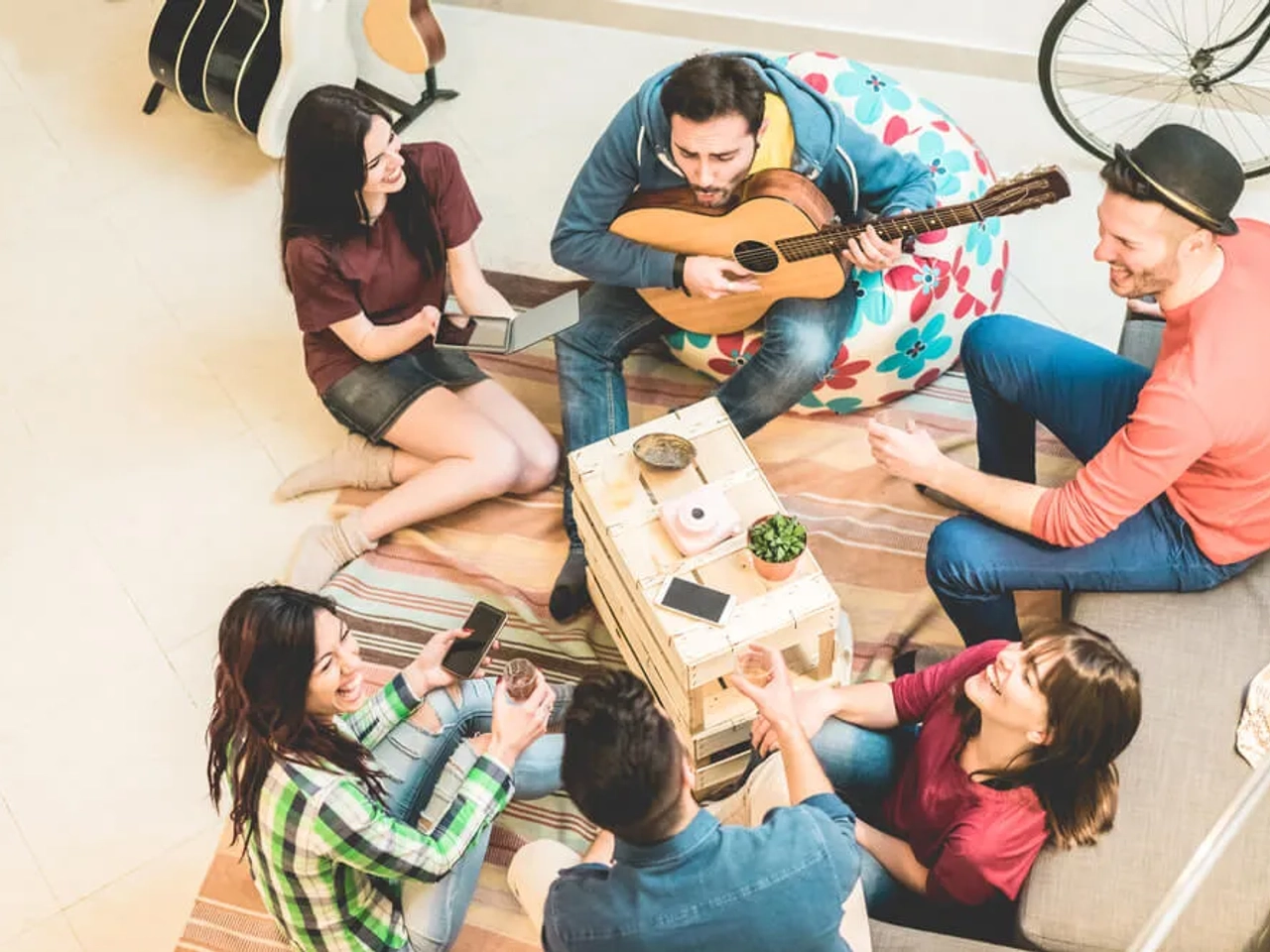 varios amigos conversam animadamente num sofa