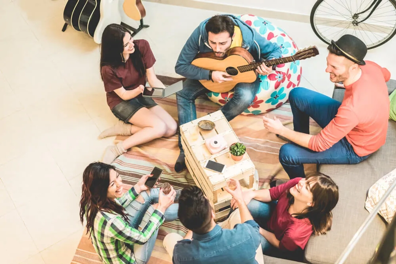 varios amigos conversam animadamente num sofa