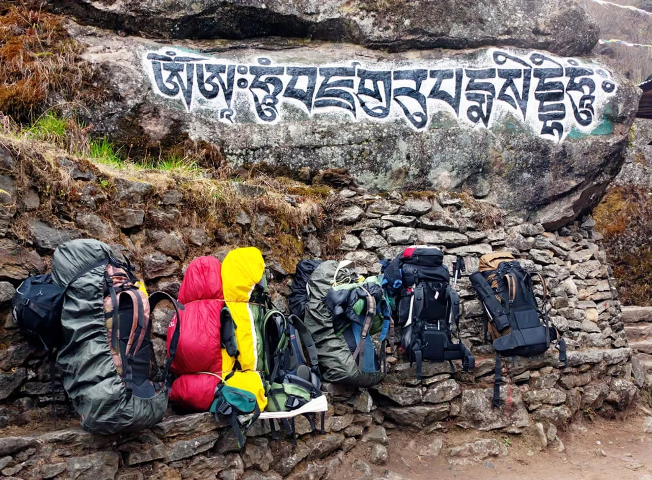 mochilas usadas em trekking no nepal