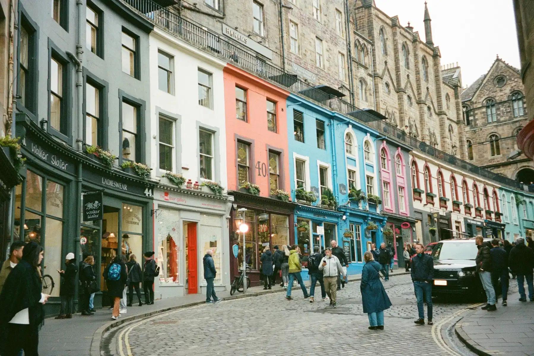 Victoria Street em Edimburgo, com fachadas coloridas e lojas