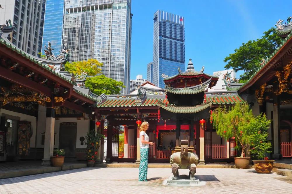 mulher loira admira o patio central do templo