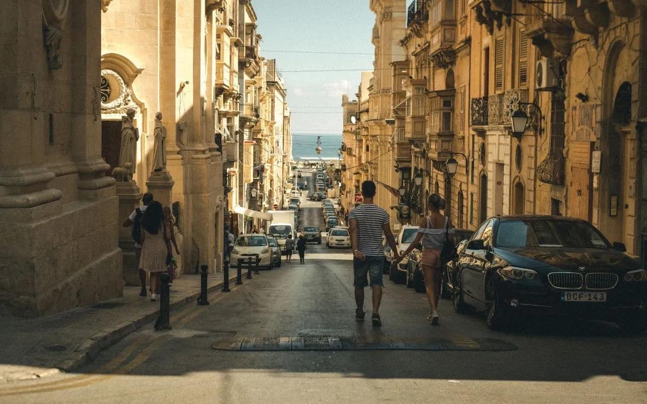 casal a passear de maos dadas numa rua de valetta
