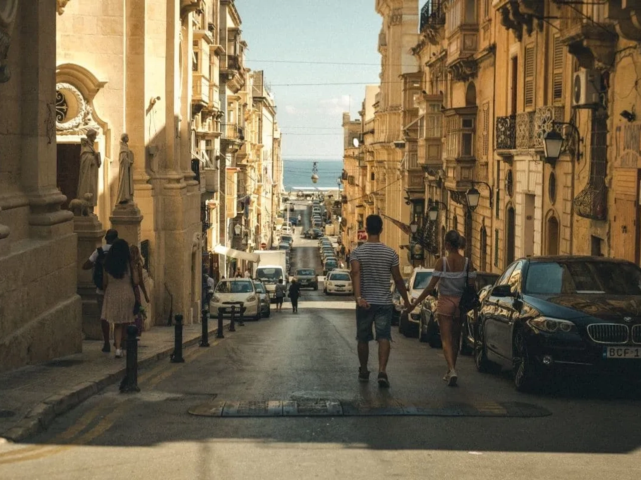 casal a passear de maos dadas numa rua de valetta