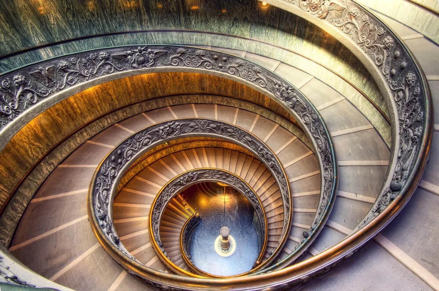 escadas do museu do vaticano vista desde cima
