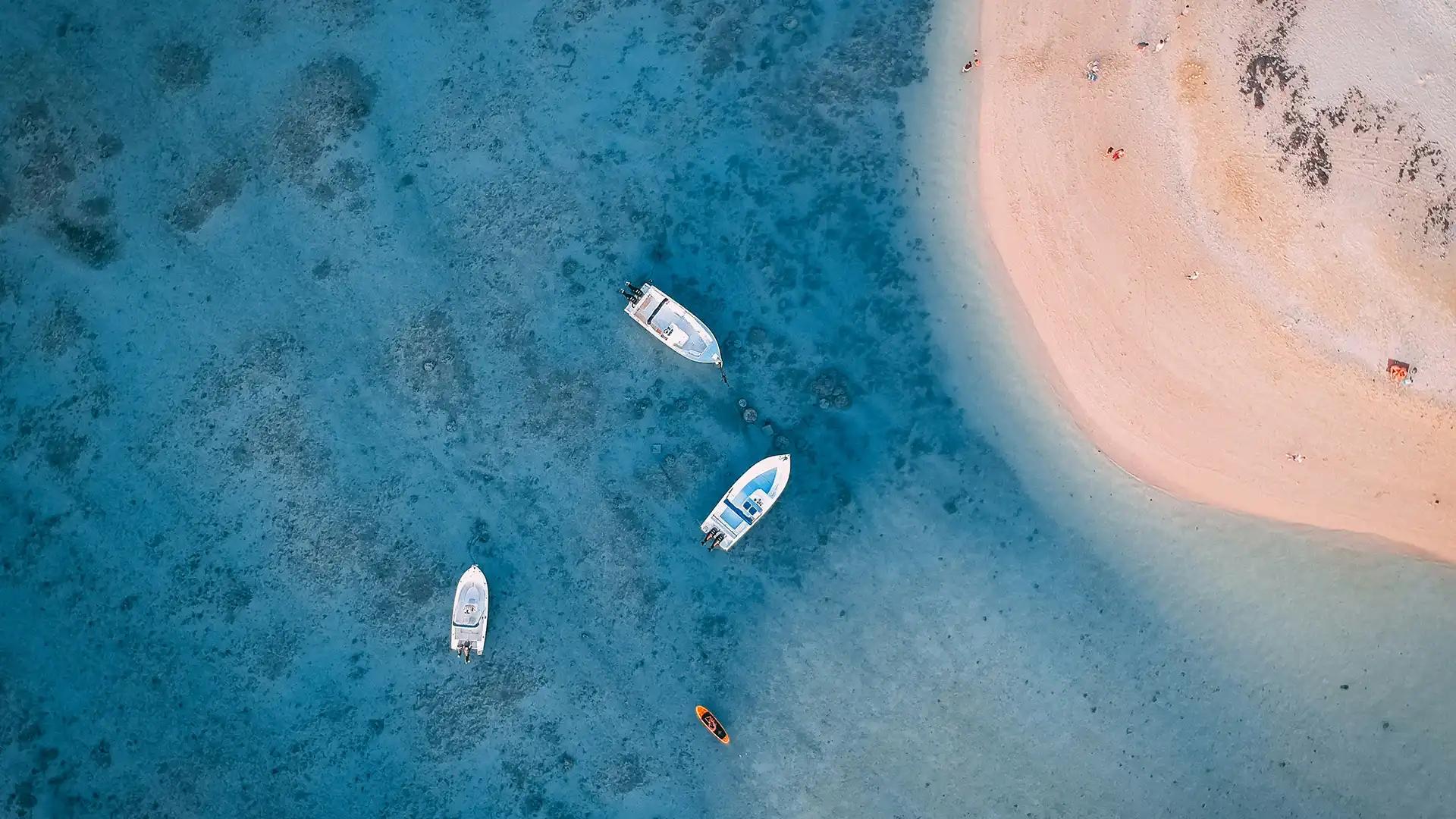 cuatro barcas en una playa de mauricio