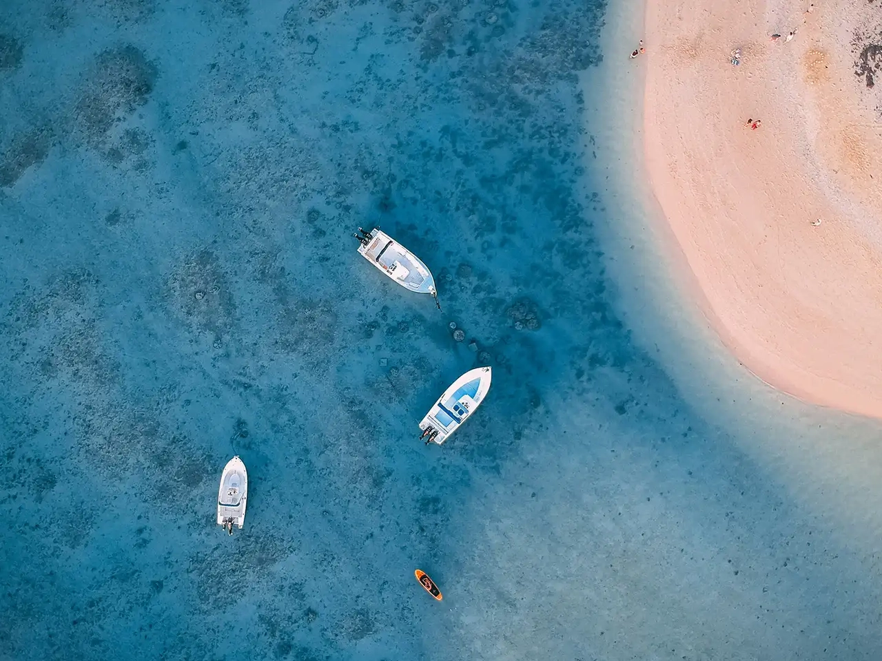 cuatro barcas en una playa de mauricio