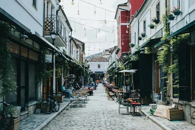 rua com cafés em Korçë na albania