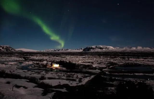 aurora boreal verde no Parque Nacional Thingvellir na islandia