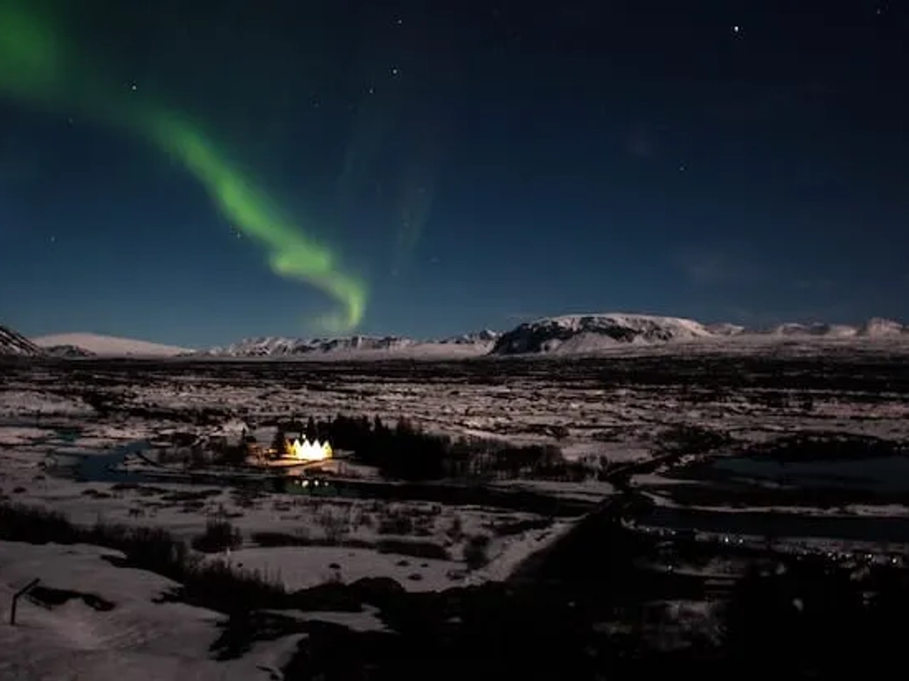 aurora boreal verde no Parque Nacional Thingvellir na islandia