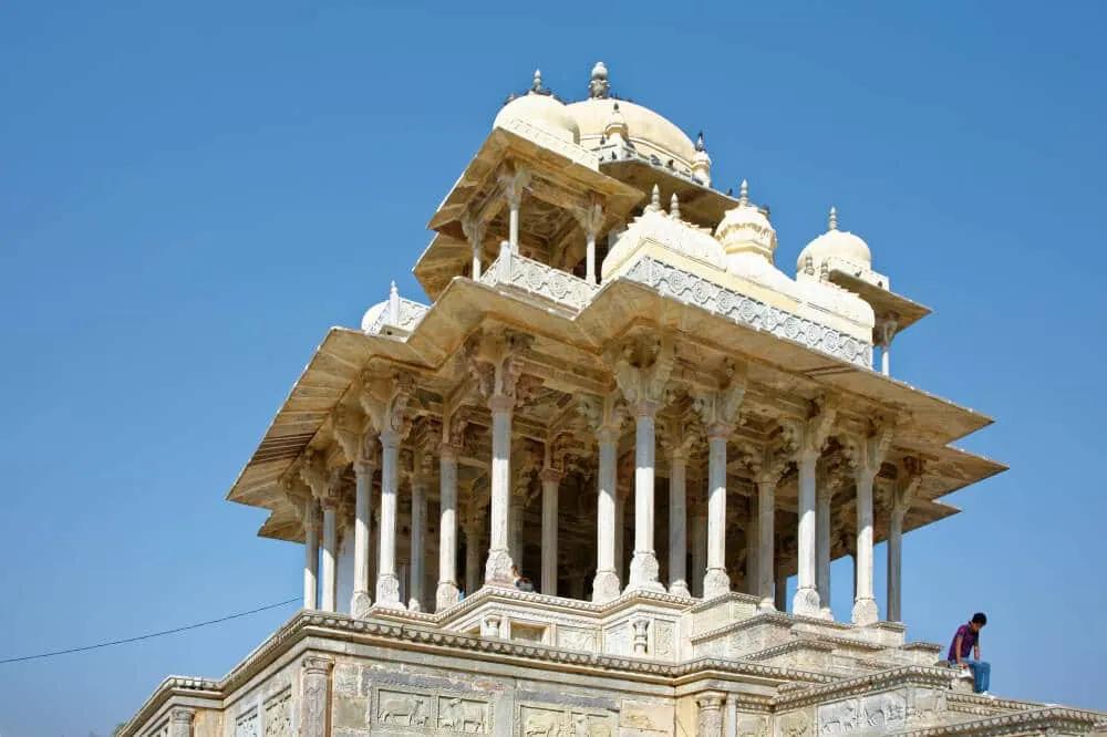 imagem exterior do cenotafio de 84 pilares