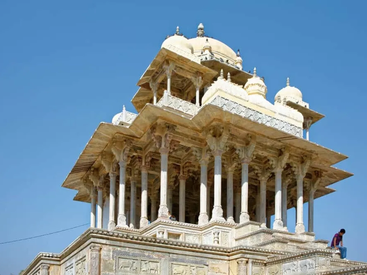 imagem exterior do cenotafio de 84 pilares