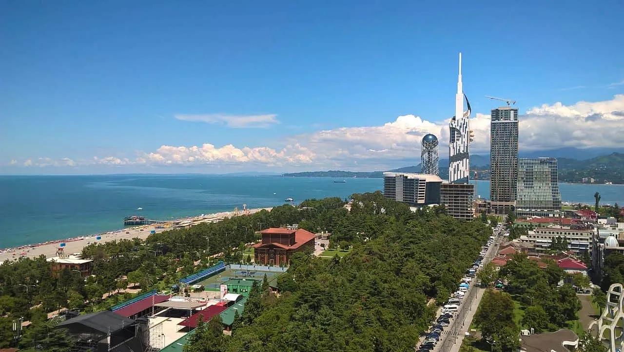 Vista panorâmica da costa da Geórgia, com praias e edifícios modernos.