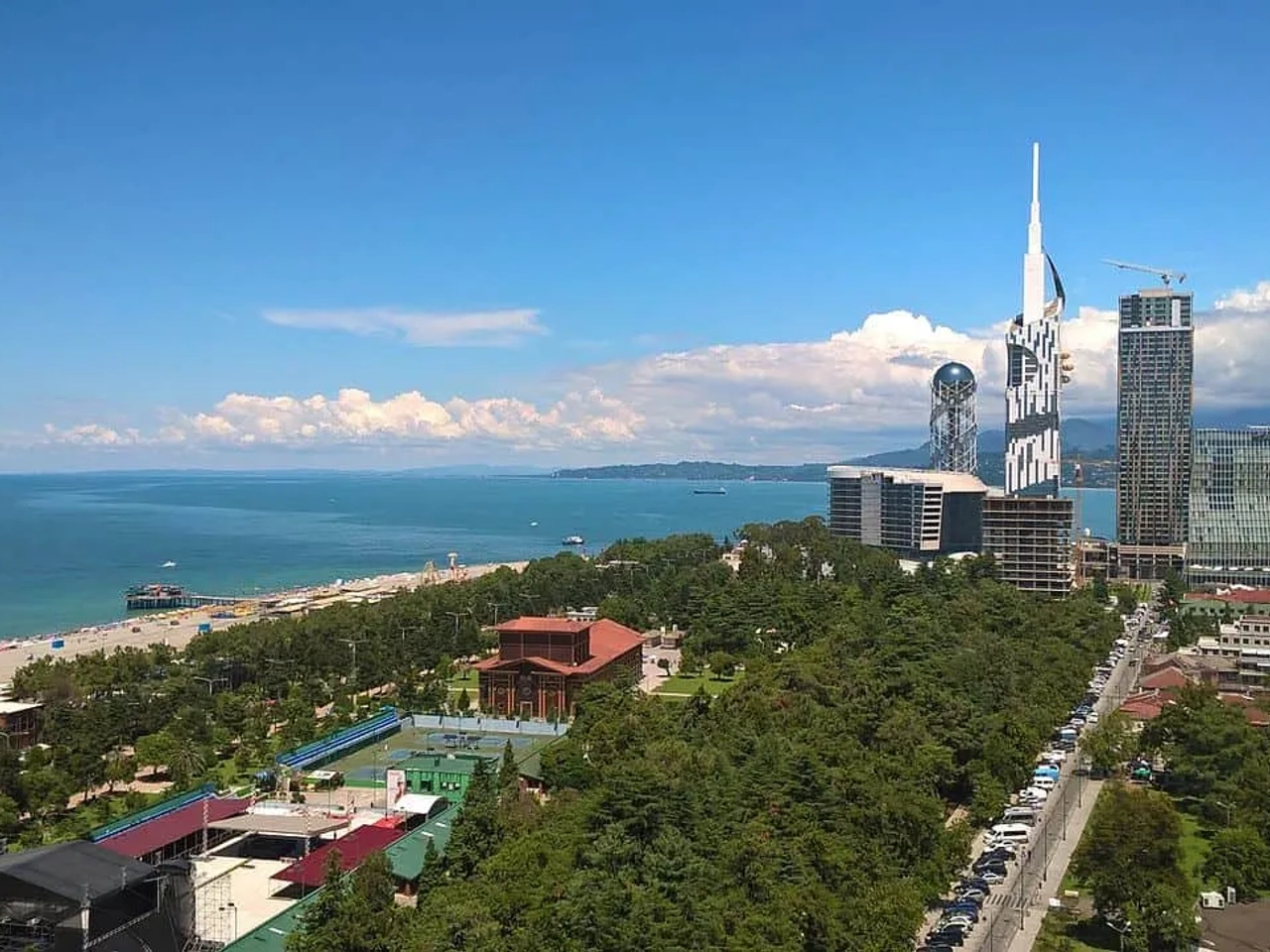 Vista panorâmica da costa da Geórgia, com praias e edifícios modernos.