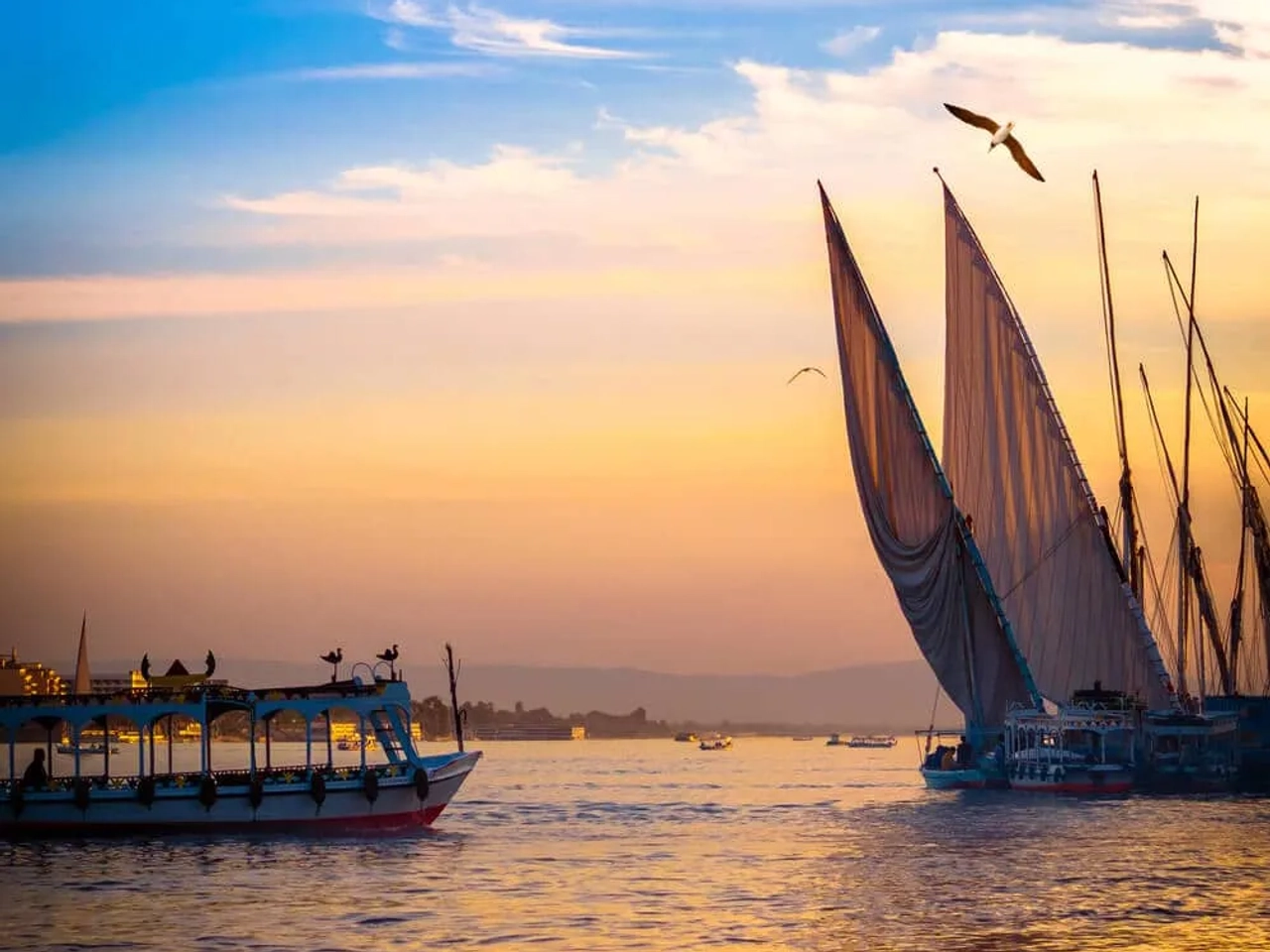 faluas e barcos no nilo ao atardecer