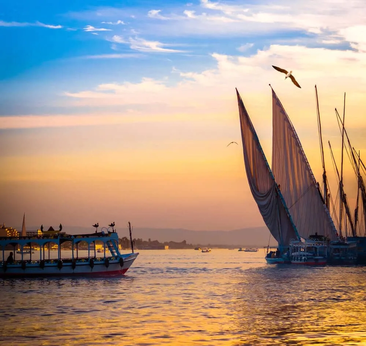 faluas e barcos no nilo ao atardecer