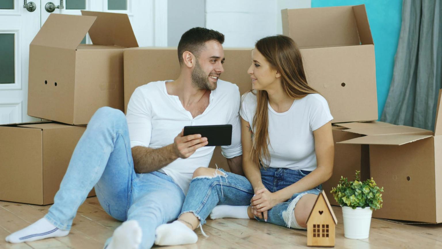 Pareja joven entrena casa después de cambiar el seguro de vida vinculado a su hipoteca.