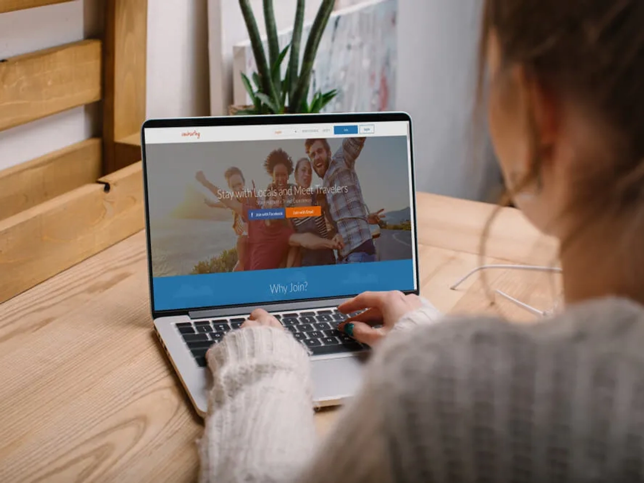 mulher com portatil a navegar na pagina da home away