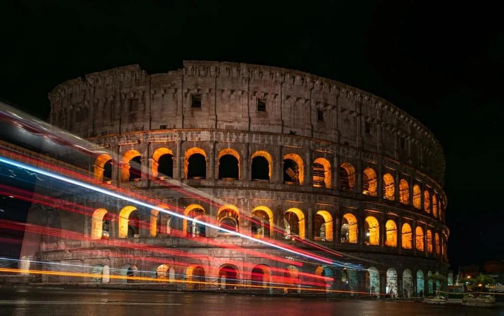 Coliseo romano de noche