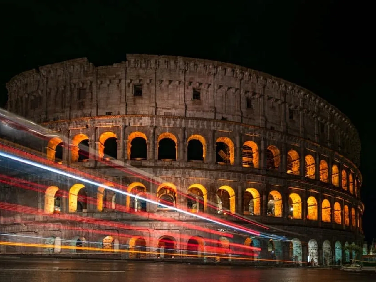 Coliseo romano de noche