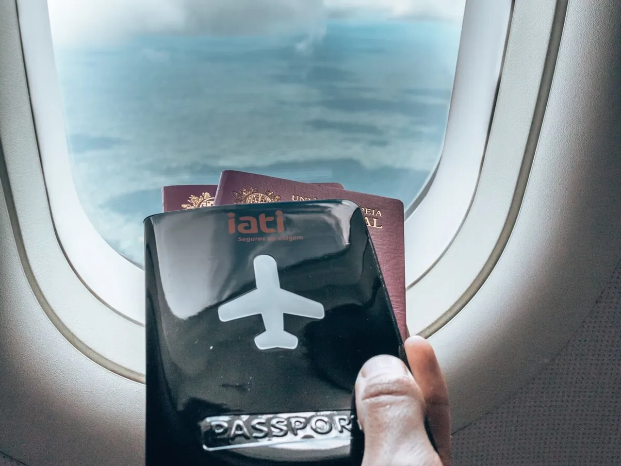 passaporte com janela de aviao de fundo