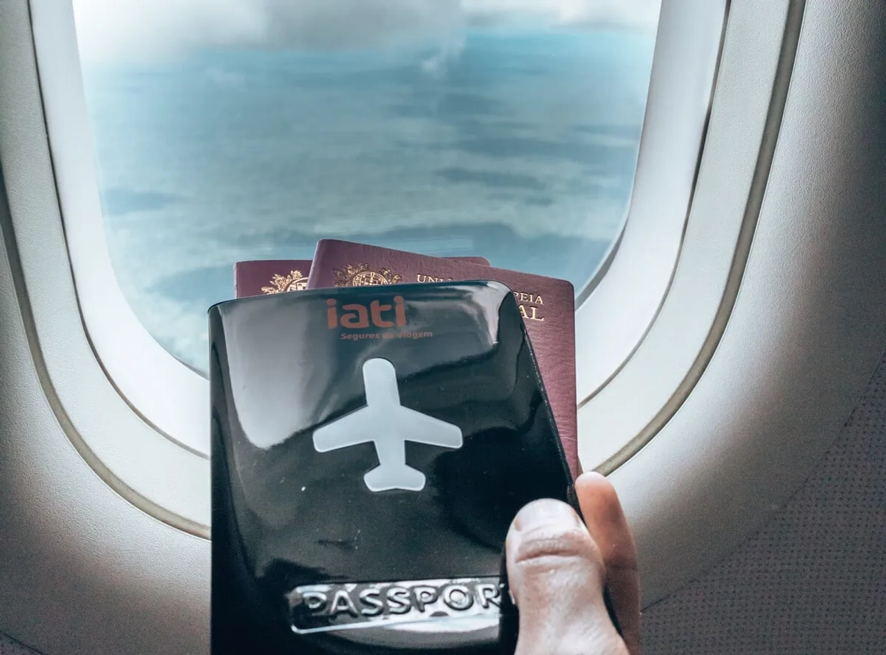 passaporte com janela de aviao de fundo