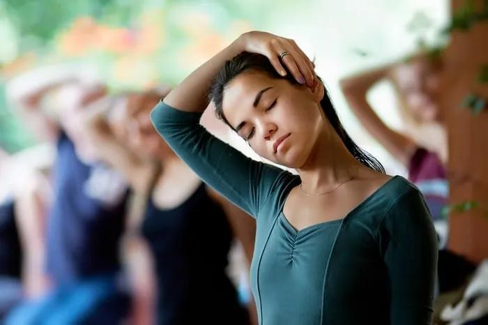 Mujer realizando ejercicios de estiramiento en un entorno relajado.