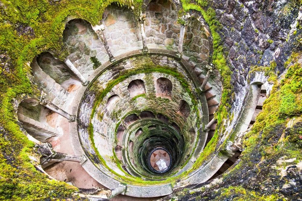 poço iniciático da quinta da regaleira visto desde cima