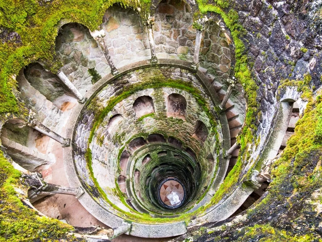 poço iniciático da quinta da regaleira visto desde cima