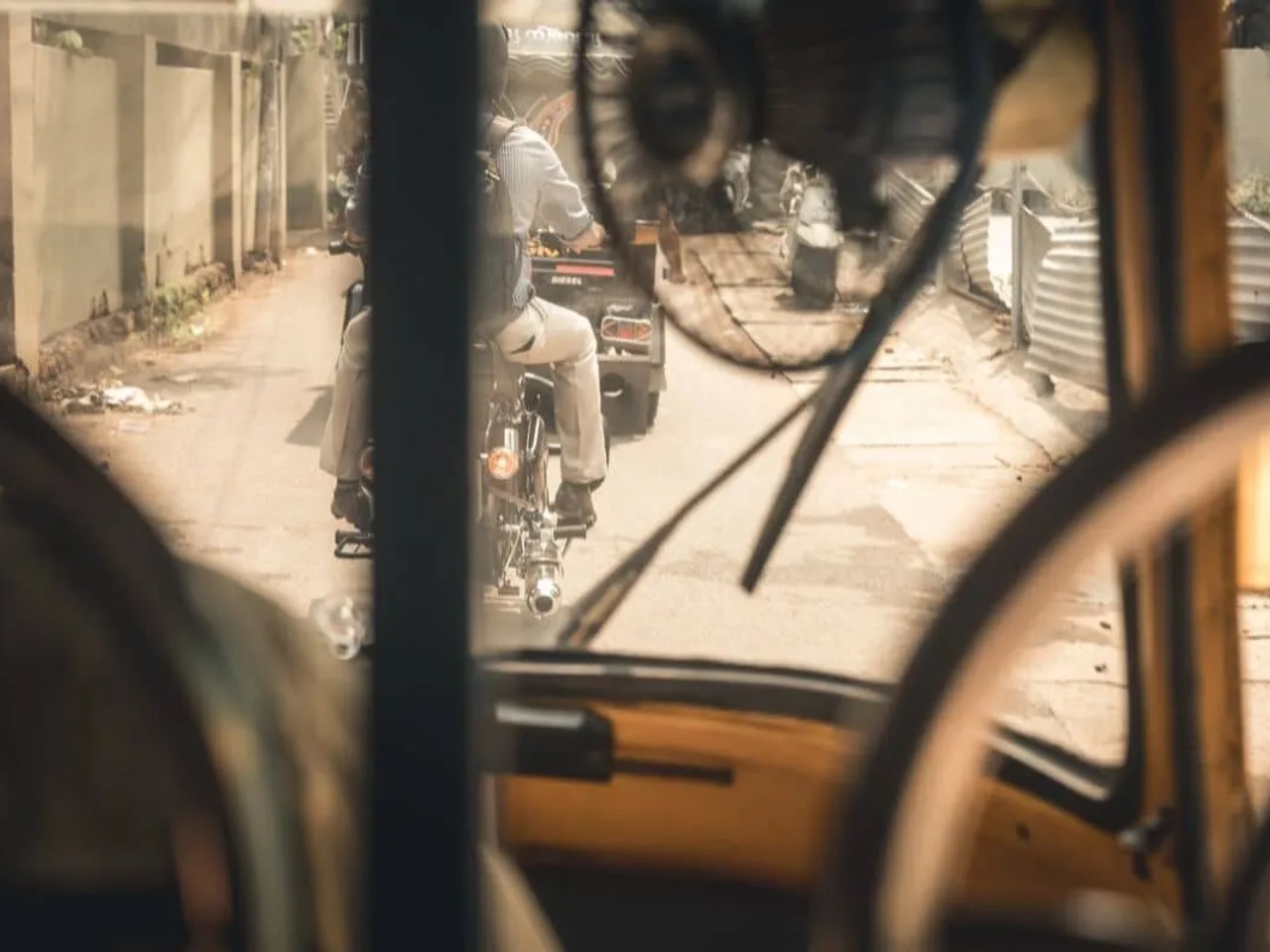 vista da rua desde o interior de um taxi indiano