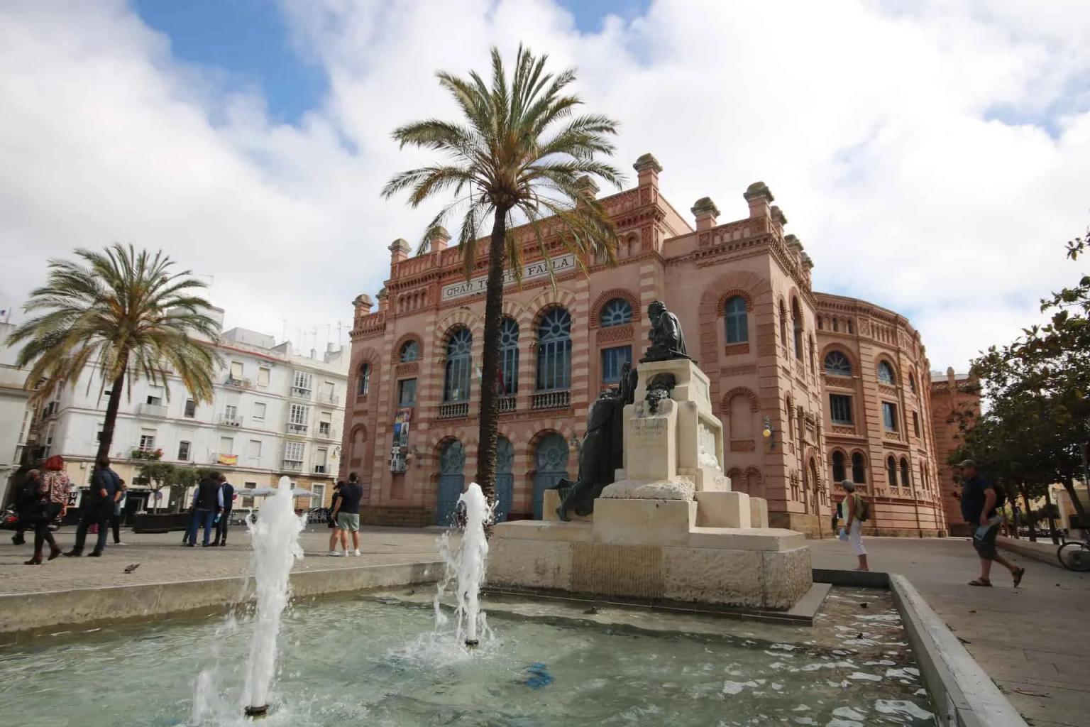 Teatro Falla em Cádiz, com fonte e palmeiras ao redor.