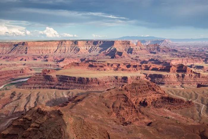 Vista panorámica del Gran Cañón con formaciones rocosas y cielo nublado.