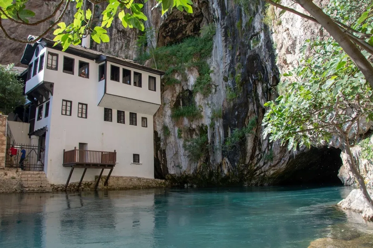 mosteiro de Blagaj Tekija Rio Buna