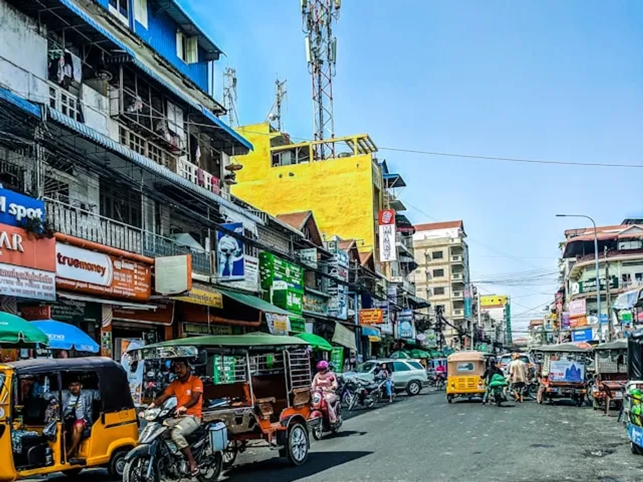 tuktutks no meio do transito em Preah Ang Eng St., Phnom Penh no cambodja