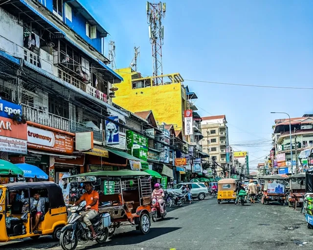 tuktutks no meio do transito em Preah Ang Eng St., Phnom Penh no cambodja