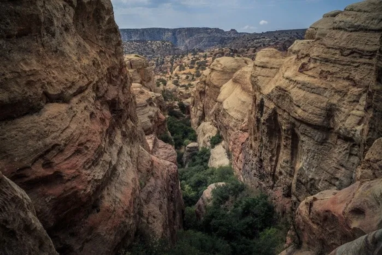 Desfiladeiro natural durante uma viagem de aventura pela Jordânia