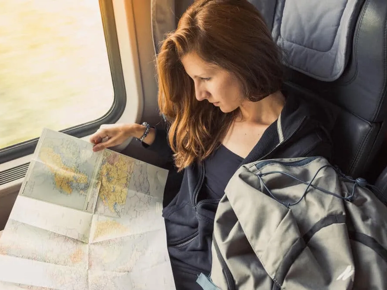 mulher a consultar mapa num comboio