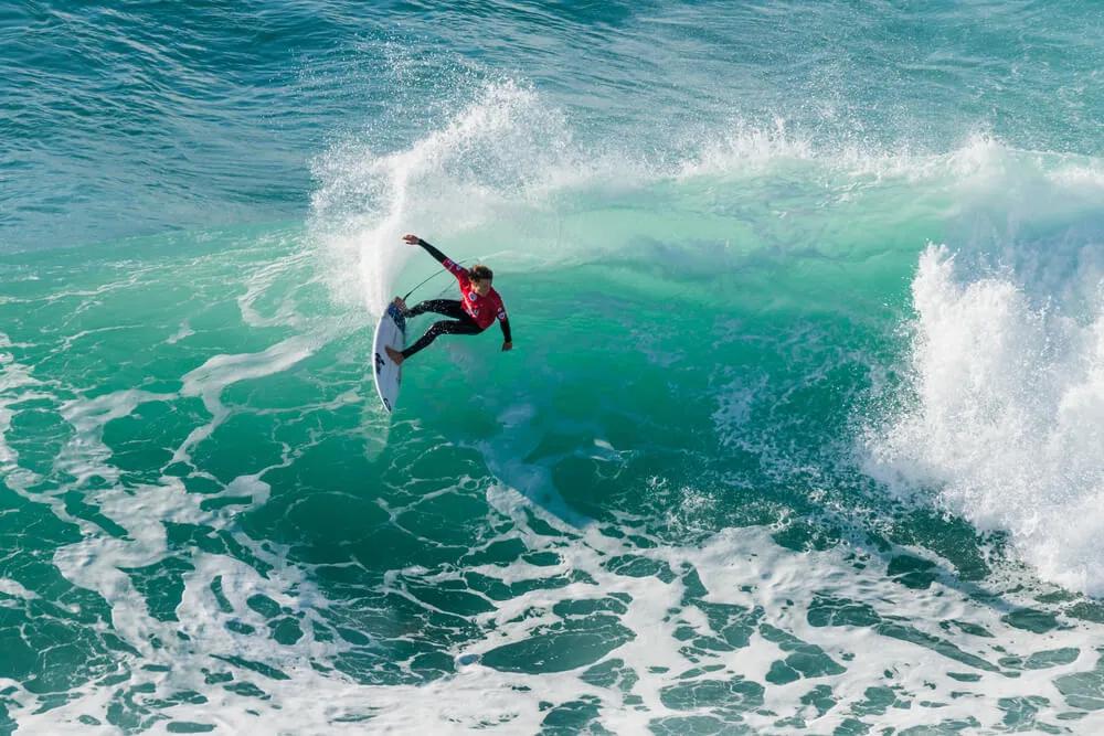 pessoa faz surf durante o campeonato mundial