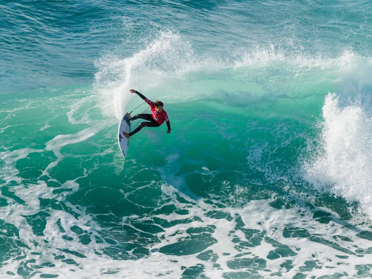 pessoa faz surf durante o campeonato mundial