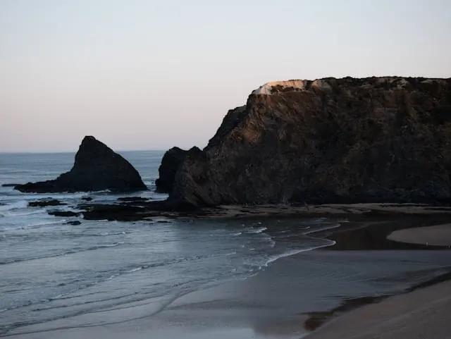 falésia ao por do sol numa praia em odeceixe