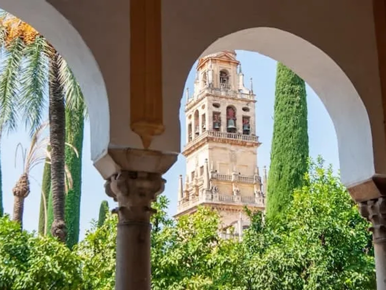monumento com paisagem de arvores na cidade de cordova em espanha