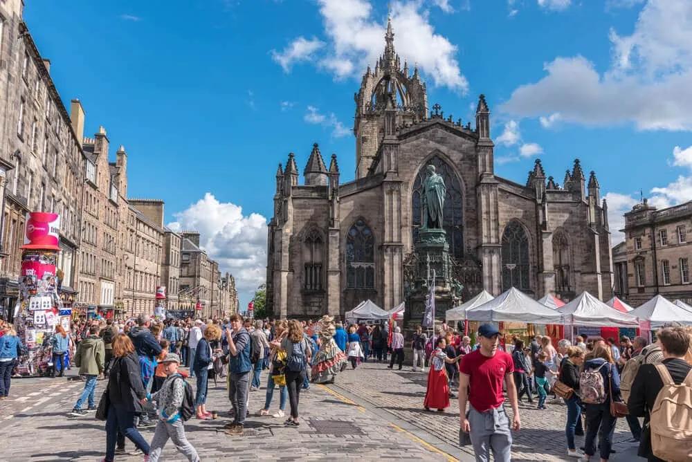 uma das praças principais de edimburgo com tendas do festival fringe