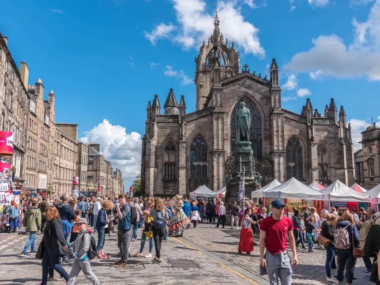 uma das praças principais de edimburgo com tendas do festival fringe