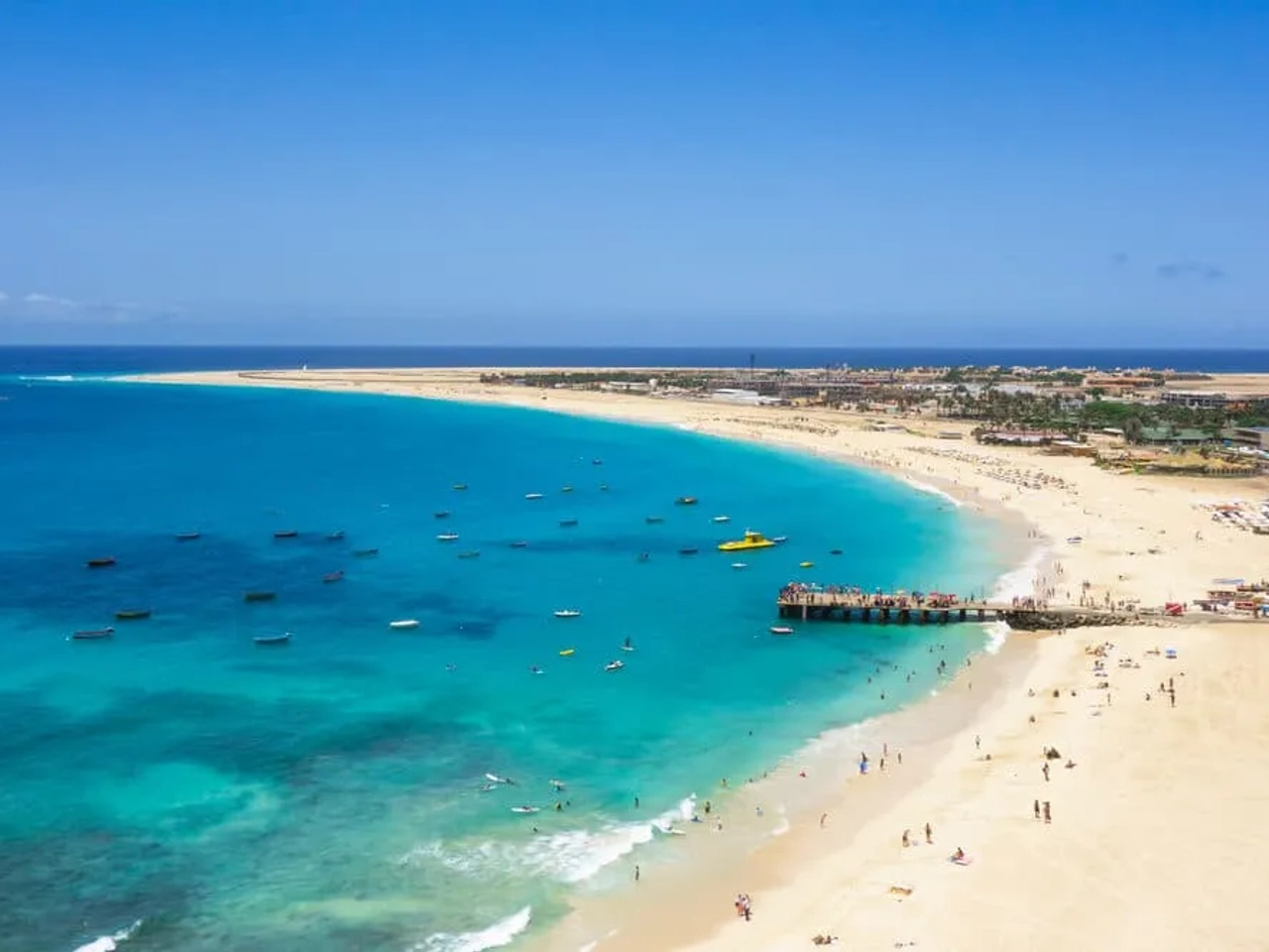 imagem aerea da praia de santa maria na ilha do sal