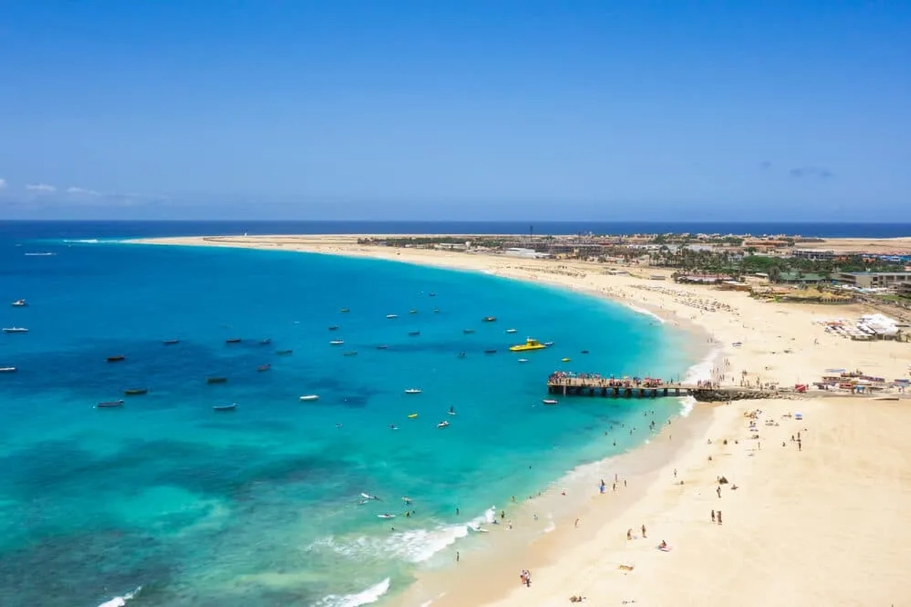 imagem aerea da praia de santa maria na ilha do sal